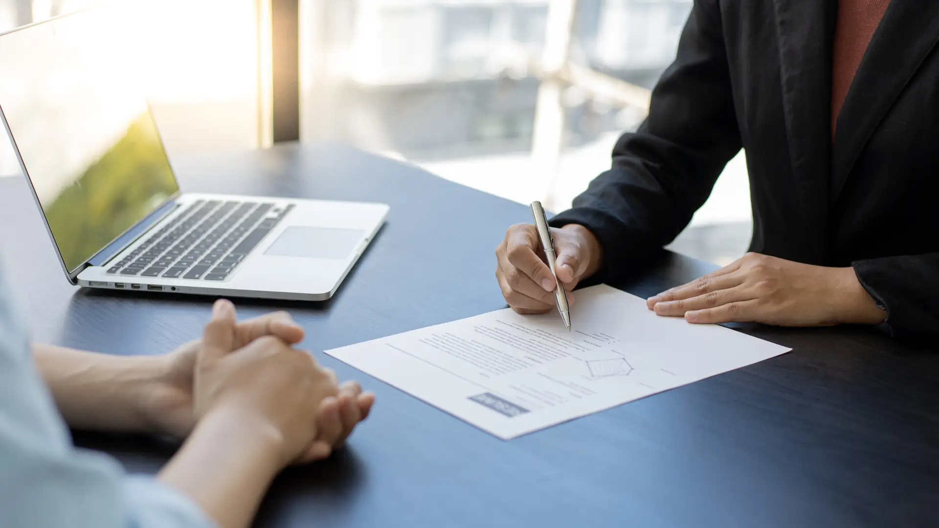 Voyance Travail : le Guide Essentiel pour Savoir Quand Consulter et Quelles Questions Poser